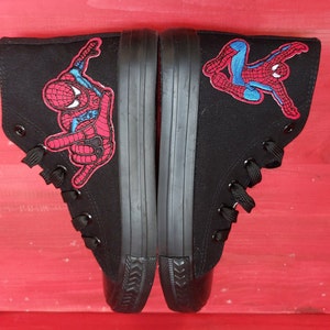 Zapatillas deportivas de caña alta con parches bordados con el tema de Spiderman de Marvel personalizados a mano
