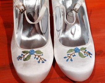 Custom Wedding Prom High Heeled Court Shoes Embroidered with blue flowers.