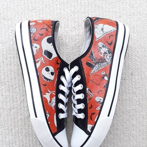 Zapatillas deportivas bajas con temática de Pesadilla antes de Navidad personalizadas a mano. imagen 1