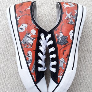 Zapatillas deportivas bajas con temática de Pesadilla antes de Navidad personalizadas a mano. imagen 4