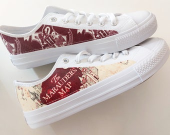 Scarpe da ginnastica personalizzate a tema Multi House di Harry Potter, sneaker basse, Grifondoro, Serpeverde, Tassorosso e Corvonero.