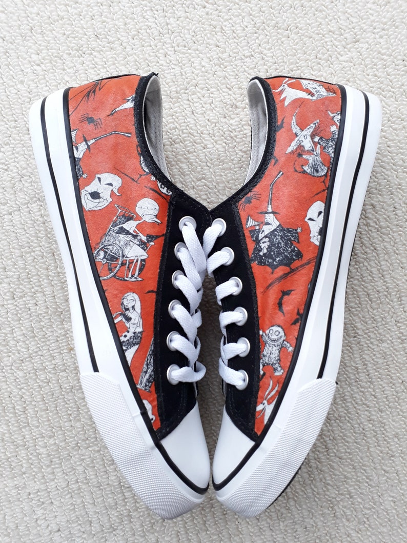 Zapatillas deportivas bajas con temática de Pesadilla antes de Navidad personalizadas a mano. imagen 4