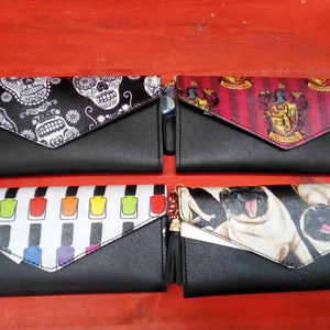 Carteras de mujer personalizadas a mano con temática de Gryffindor, calaveras de azúcar de Pug y esmalte de uñas