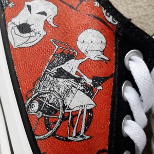 Zapatillas deportivas bajas con temática de Pesadilla antes de Navidad personalizadas a mano. imagen 6