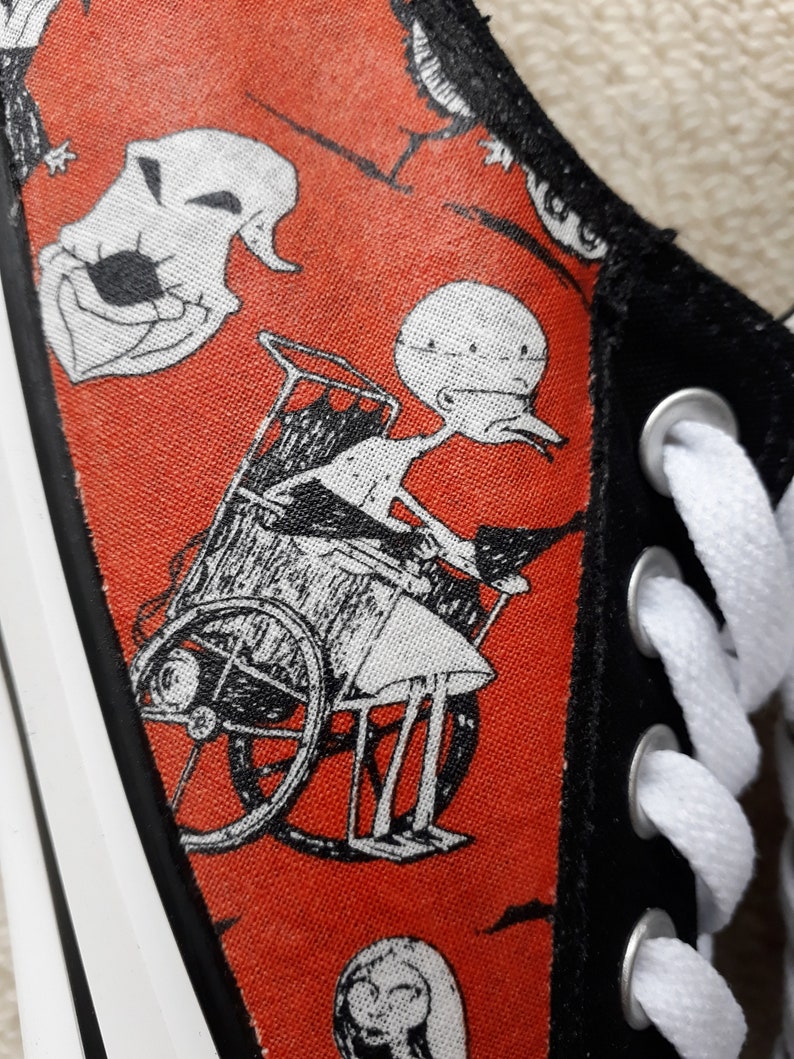 Zapatillas deportivas bajas con temática de Pesadilla antes de Navidad personalizadas a mano. imagen 6