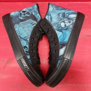 Met de hand aangepast/aangepast Halloween-kerkhofthema met hoge sneakers, skeletten, gouls, vampiers.