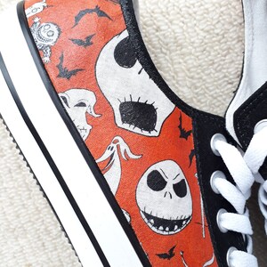 Zapatillas deportivas bajas con temática de Pesadilla antes de Navidad personalizadas a mano. imagen 2