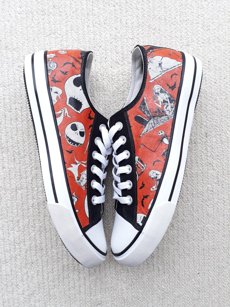 Zapatillas deportivas bajas con temática de Pesadilla antes de Navidad personalizadas a mano. imagen 1