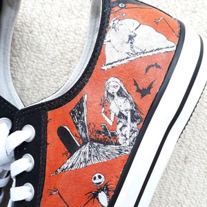 Zapatillas deportivas bajas con temática de Pesadilla antes de Navidad personalizadas a mano. imagen 3