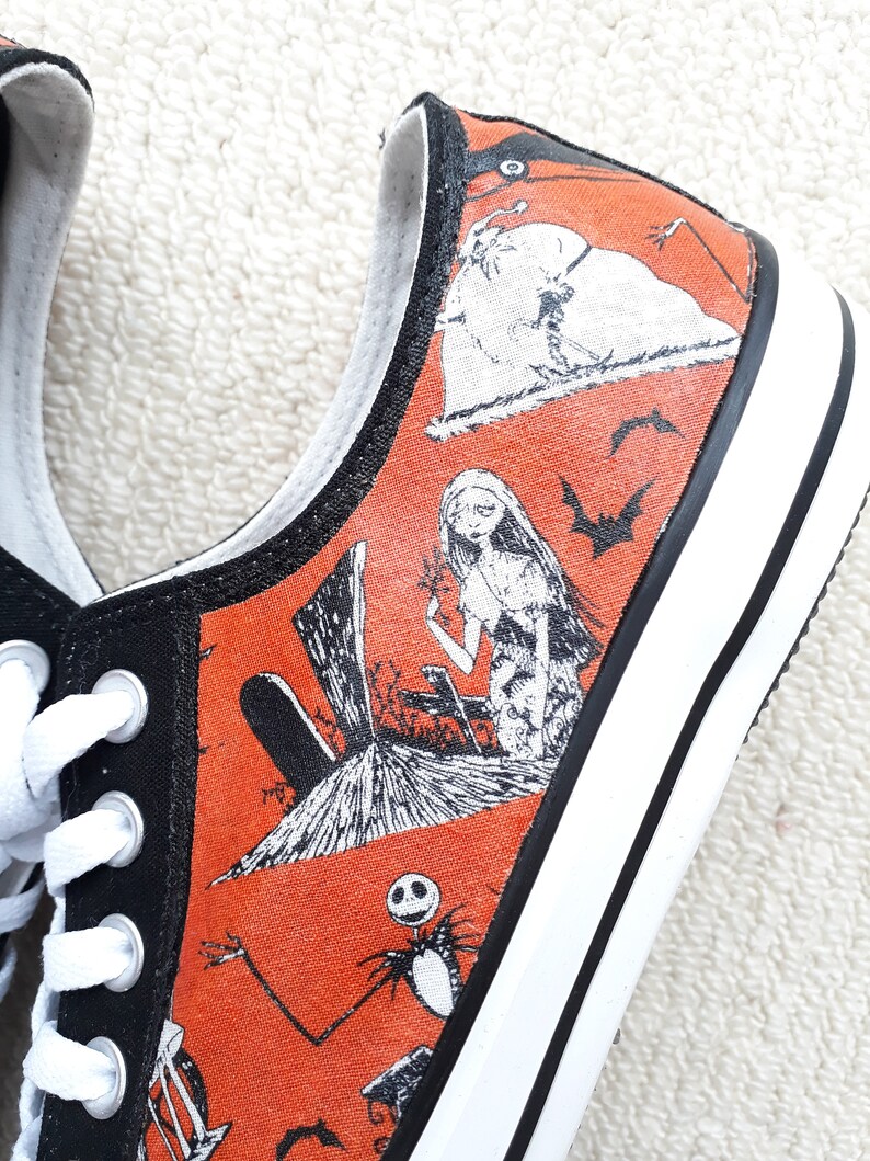 Zapatillas deportivas bajas con temática de Pesadilla antes de Navidad personalizadas a mano. imagen 3