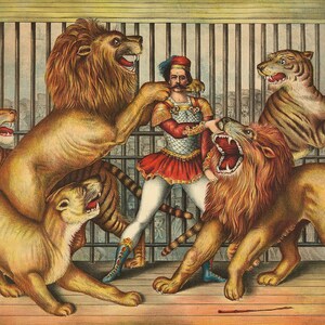 Dompteur de lions. Homme fort victorien portant une jupe et une moustache au milieu de lions et de tigres hargneux dans une cage de cirque. Impressions, cartes de correspondance d'art vintage