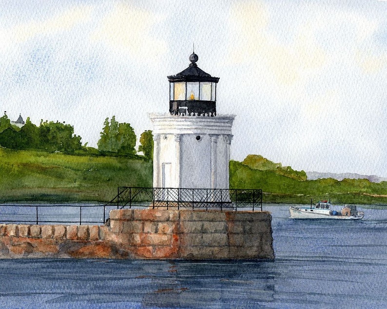 Puede incluir: Un faro blanco con techo negro y un peque&ntilde;o barco en el agua. El faro est&aacute; en un muelle de piedra con una valla de metal negro. El cielo es azul claro con algunas nubes.