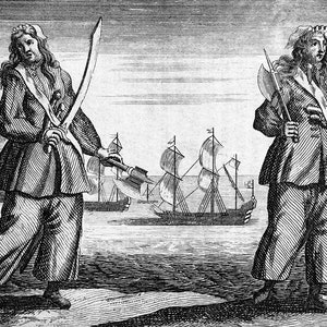 Anne Bonny et Mary Read, amies pirates, avec épée, hache, bandoulières de pistolet, navires. paysage marin d'art vintage. Nouvelles impressions, cartes à colorier.