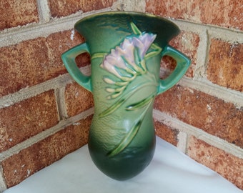 Roseville Pottery Freesia Jarrón de bolsillo de pared #1296-8 Verde