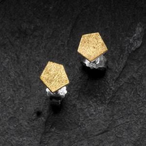 Pentagonal asymmetrical stud earrings. Gold 24 k and sterlingsilver. Handmade jewellery.