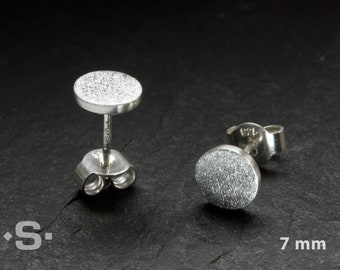 Stud earrings, earrings silver 999 (fine silver) and silver 925. Round, flat. Handcrafted from the Silberprinz goldsmiths.