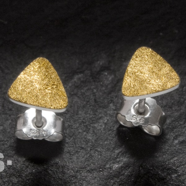 Ohrstecker Dreieck, Gold 999 und Silber 925. Gold Ohrringe. Minimalistisch, asymmetrisch.
