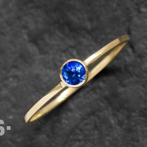 Sapphire ring made of 750 gold. Delicate ring with real sapphire. Engagement ring, Valentine's Day. From the Silberprinz goldsmiths.