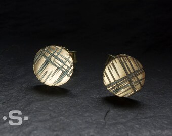 Stud earrings made of 585 gold, round, flat, hammered.