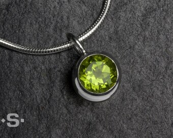 Anhänger mit Peridot. Geburtsstein (Monatsstein) August. Inklusive Schlangenkette. Goldschmiedearbeit.