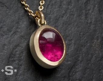 Rubellite (tourmaline) pendant. Gold 750. With anchor chain chain, 750 gold, 42 cm long and 1.5 mm thick.