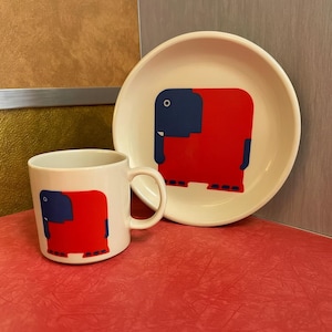 Ontworpen door Taylor NG SF 1964 Minimals Elephant Mug Plate. Rood blauw vintage