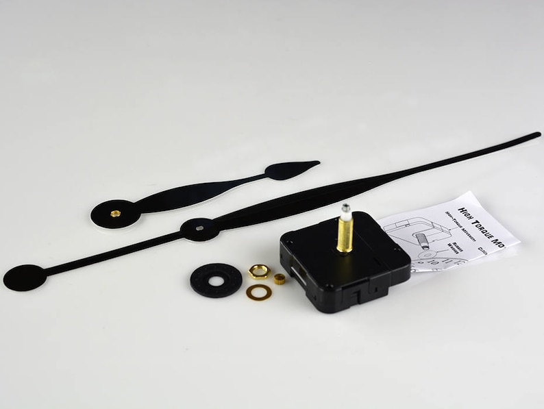 Puede incluir: Manecillas de reloj negras y un movimiento de reloj negro con un eje de color dorado. El movimiento est&aacute; etiquetado como "High Torque Mo".
