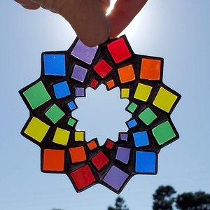Kleines Regenbogen Swirl Glasmandala