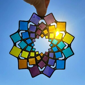 Großer Neon Rainbow Swirl Glasmalerei Mandala Sonnenfänger