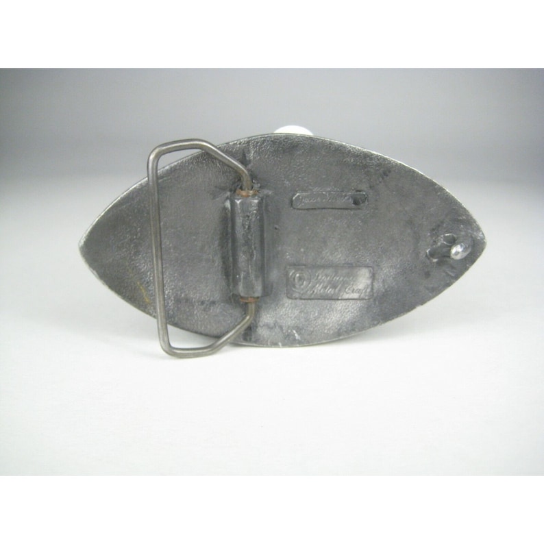 K&ouml;nnte beinhalten: Silberfarbener G&uuml;rtelschnalle mit einem erhabenen Fischdesign. Die Schnalle hat eine Metallschlaufe auf der R&uuml;ckseite zum Befestigen eines G&uuml;rtels.