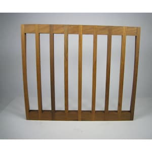 Puede incluir: Un separador de ambientes o puerta rectangular de madera que presenta una serie de listones verticales conectados por una base horizontal y un riel superior. La estructura está hecha de madera marrón natural con veta visible.