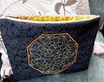 Trousse - pochette brodée or et orange sur tissu Batik noir