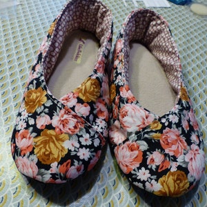 Women's "FLOWERED ROSES" kimono slippers in black/salmon tones