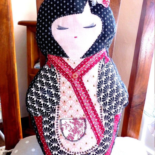 POUPEE KOKESHI tissu, couleurs rouge/noir