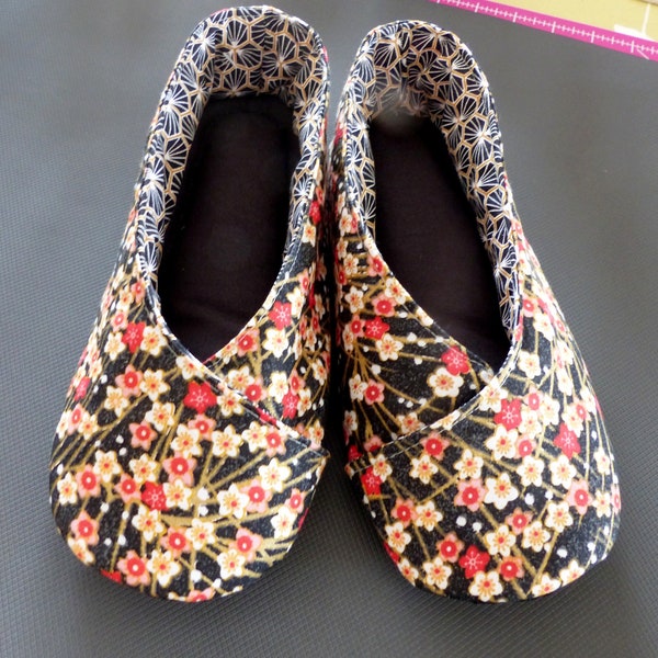 chaussons femme kimono "petites fleurs" fond noir