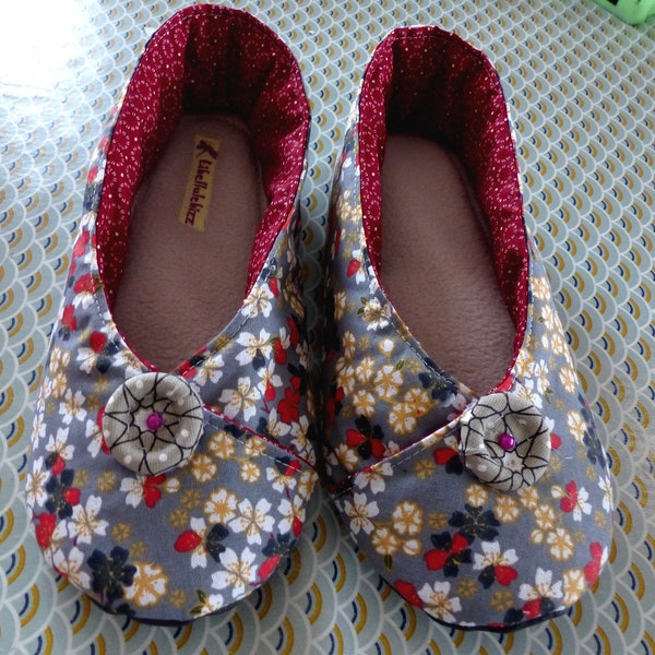 Chaussons femme kimono fleuris gris, notes de rouge/jaune