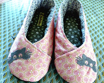 Chaussons KIMONO femme "fleuri rose poudré" et broderie chat gris