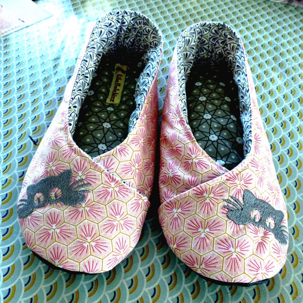 Chaussons KIMONO femme "fleuri rose poudré" et broderie chat gris