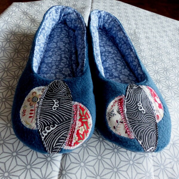 Chaussons polaire bleu, fantaisie empiècements tissu