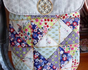 Sacoche patchwork et bouton brodé multi-couleurs