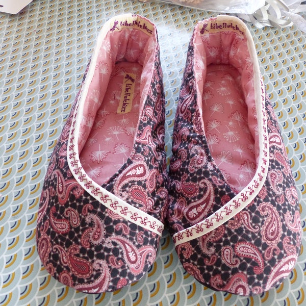 Chaussons femme kimono "cachemire" vieux rose sur fond noir