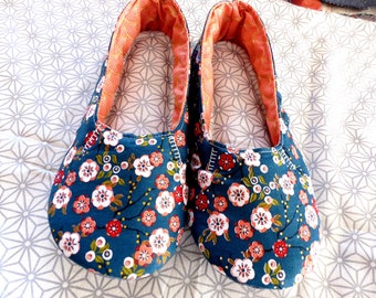 Chaussons japonais "fleuri bleu" et notes orange/blanc