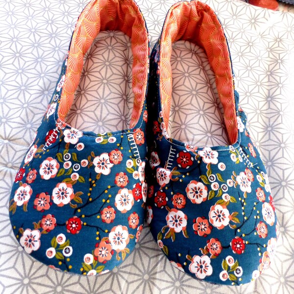 Chaussons japonais "fleuri bleu" et notes orange/blanc