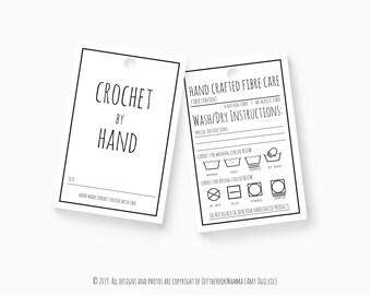 Op de afbeelding: Twee witte labels met zwarte tekst en symbolen. Het eerste label zegt "Haakwerk met de hand" en heeft ruimte voor de maat. Het tweede label zegt "Handgemaakte vezelverzorging" en bevat was- en drooginstructies met symbolen.