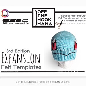 Puede incluir: Plantillas de fieltro de expansión de la 3.ª edición para crear personajes personalizados. La imagen muestra una plantilla de fieltro azul de un personaje con ojos rojos y boca negra. El texto "OFF THE HOOK MAMA" está en un cuadro negro con un gancho de ganchillo blanco.