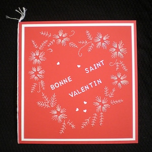 Carte rouge et blanche pour la Saint Valentin motif coeur brodé en blanc