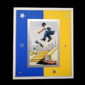 Tarjeta para adolescentes donde varias ocasiones skater patrón acrobático