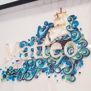 Pannello decorativo per la camera da letto in stile quilling con motivo del nome di Mattéo con barca, delfino e onda in sfumatura blu