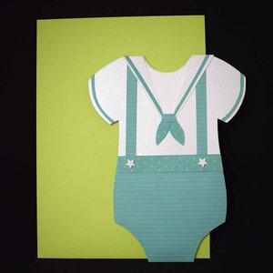 Carte de naissance en 3D sur papier blanc et vert en forme de body blanc et vert