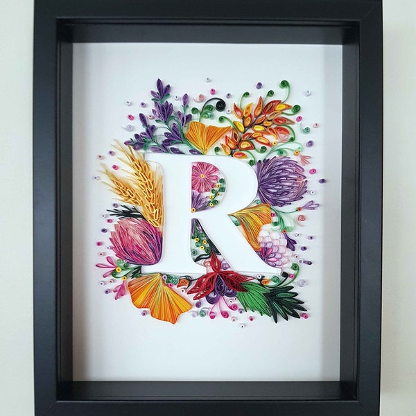 Tableau monogramme  R décoratif pour chambre façon quilling motif R aux fleurs